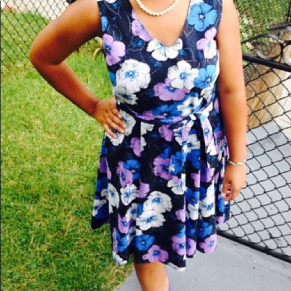 Floral dress with v-cut neckline, size 10